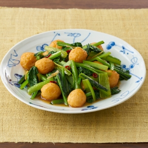 小松菜と揚ボールのしょうが炒め