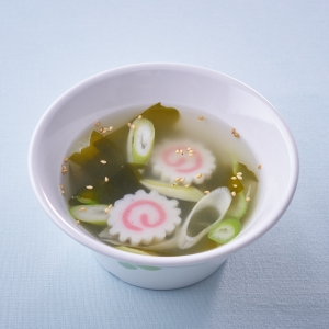 すこやかなると巻とわかめの中華風スープ